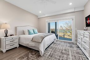 539 Bay St. Lake View Condo Unit 203E