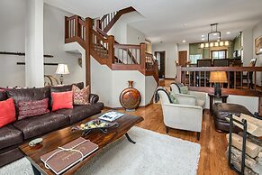 Highlands Slopeside Townhome #18 3 Bedroom Condo by RedAwning