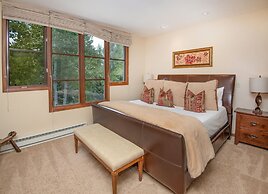 Highlands Slopeside Townhome #18 3 Bedroom Condo by RedAwning