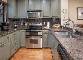 Highlands Slopeside Townhome #18 3 Bedroom Condo by RedAwning