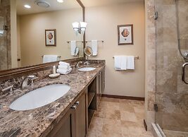 Highlands Slopeside Townhome #18 3 Bedroom Condo by RedAwning