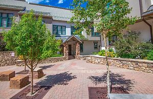 Highlands Slopeside Townhome #18 3 Bedroom Condo by RedAwning