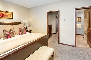 Highlands Slopeside Townhome #18 3 Bedroom Condo by RedAwning