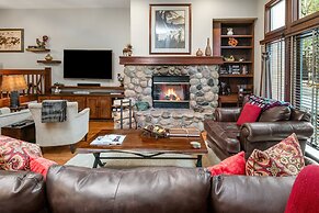 Highlands Slopeside Townhome #18 3 Bedroom Condo by RedAwning