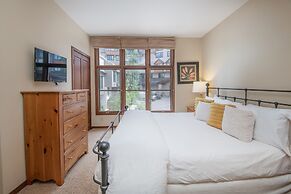 Highlands Slopeside Townhome #18 3 Bedroom Condo by RedAwning