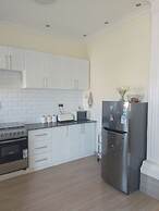 Cozy 2-bed Apartment in Akright City, Bwebajja