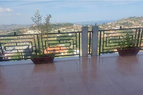 Cozy 2-bed Apartment in Akright City, Bwebajja