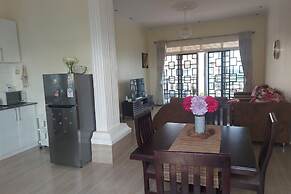 Cozy 2-bed Apartment in Akright City, Bwebajja