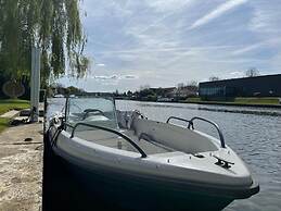 River View Guest House, Jacuzzi, Boat, Fire Hire