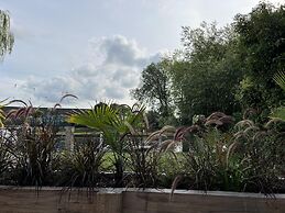 River View Guest House, Jacuzzi, Boat, Fire Hire