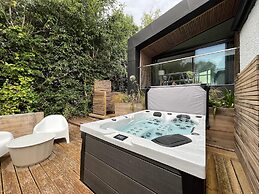 River View Guest House, Jacuzzi, Boat, Fire Hire
