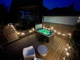 River View Guest House, Jacuzzi, Boat, Fire Hire