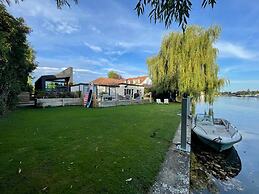 River View Guest House, Jacuzzi, Boat, Fire Hire
