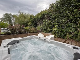 River View Guest House, Jacuzzi, Boat, Fire Hire