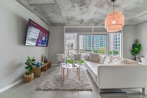 Amazing Family Apt with Pool at Midblock Miami