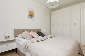 Czerniakowska 131 by Renteres Prestige