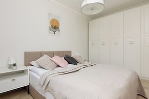 Czerniakowska 131 by Renteres Prestige