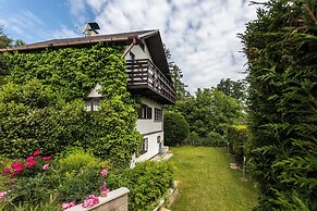 Cottage with pool playground and privacy