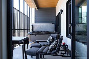 Slopes and Green by Revelstoke Vacations