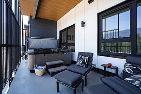 Slopes and Green by Revelstoke Vacations