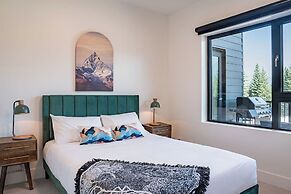 Slopes and Green by Revelstoke Vacations