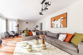 Spacious Flat w Balcony 3 min to Bagdat Ave