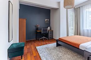 Spacious Flat w Balcony 3 min to Bagdat Ave