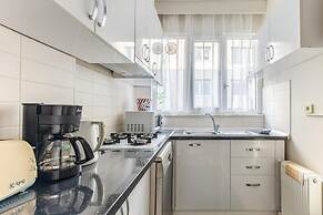 Spacious Flat w Balcony 3 min to Bagdat Ave