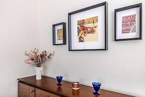 Spacious Flat w Balcony 3 min to Bagdat Ave