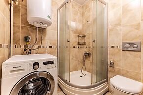 Spacious Flat w Balcony 3 min to Bagdat Ave