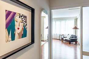 Spacious Flat w Balcony 3 min to Bagdat Ave