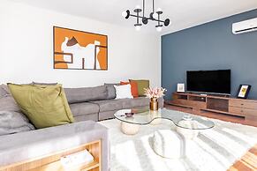 Spacious Flat w Balcony 3 min to Bagdat Ave