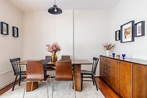 Spacious Flat w Balcony 3 min to Bagdat Ave