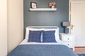 Spacious Flat w Balcony 3 min to Bagdat Ave