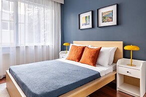 Spacious Flat w Balcony 3 min to Bagdat Ave