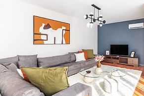 Spacious Flat w Balcony 3 min to Bagdat Ave