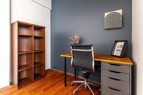 Spacious Flat w Balcony 3 min to Bagdat Ave