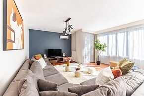 Spacious Flat w Balcony 3 min to Bagdat Ave