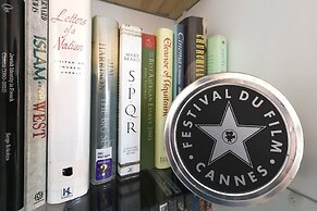 Phoenix East 707 2 Bedroom Condo by Redawning