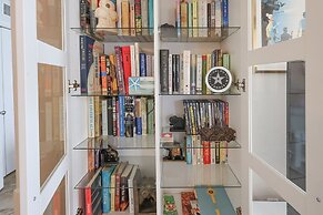 Phoenix East 707 2 Bedroom Condo by Redawning