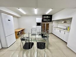8 Queen Tamar Ave