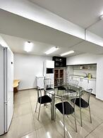 8 Queen Tamar Ave