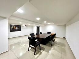 8 Queen Tamar Ave