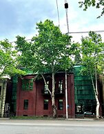 8 Queen Tamar Ave