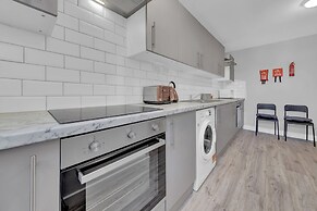 Charming Serviced Studio West Drayton London UB7