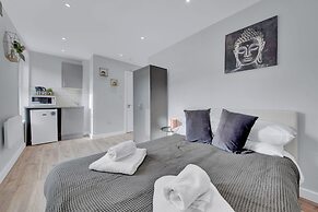 Lovely 1-bed Studio in West Drayton