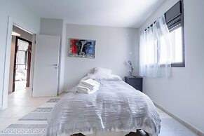 Artistic Vac Villa w pool by Sea N' Rent