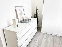 Modern Room in Centrally Located- Room 4