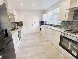 Modern Room in Centrally Located- Room 4