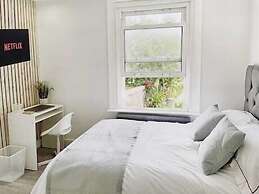 Modern Room in Centrally Located- Room 4